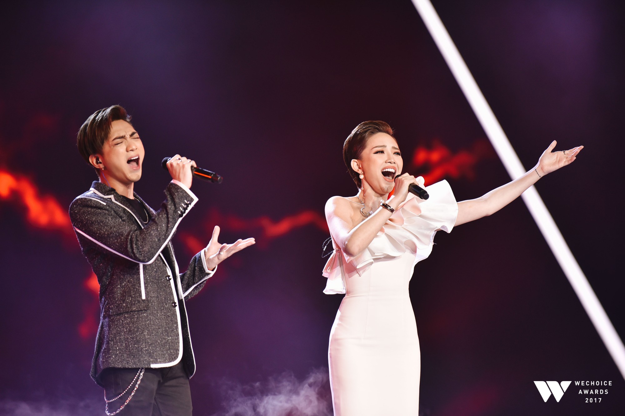 Khoảnh khắc WeChoice Awards: Đẹp nhất là khi Sơn Tùng, bé Bôm và các nghệ sĩ Việt cùng chậm lại trong dòng cảm xúc vỡ òa - Ảnh 14. Khoảnh khắc WeChoice Awards: Đẹp nhất là khi Sơn Tùng, bé Bôm và các nghệ sĩ Việt cùng chậm lại trong dòng cảm xúc vỡ òa - Ảnh 14.