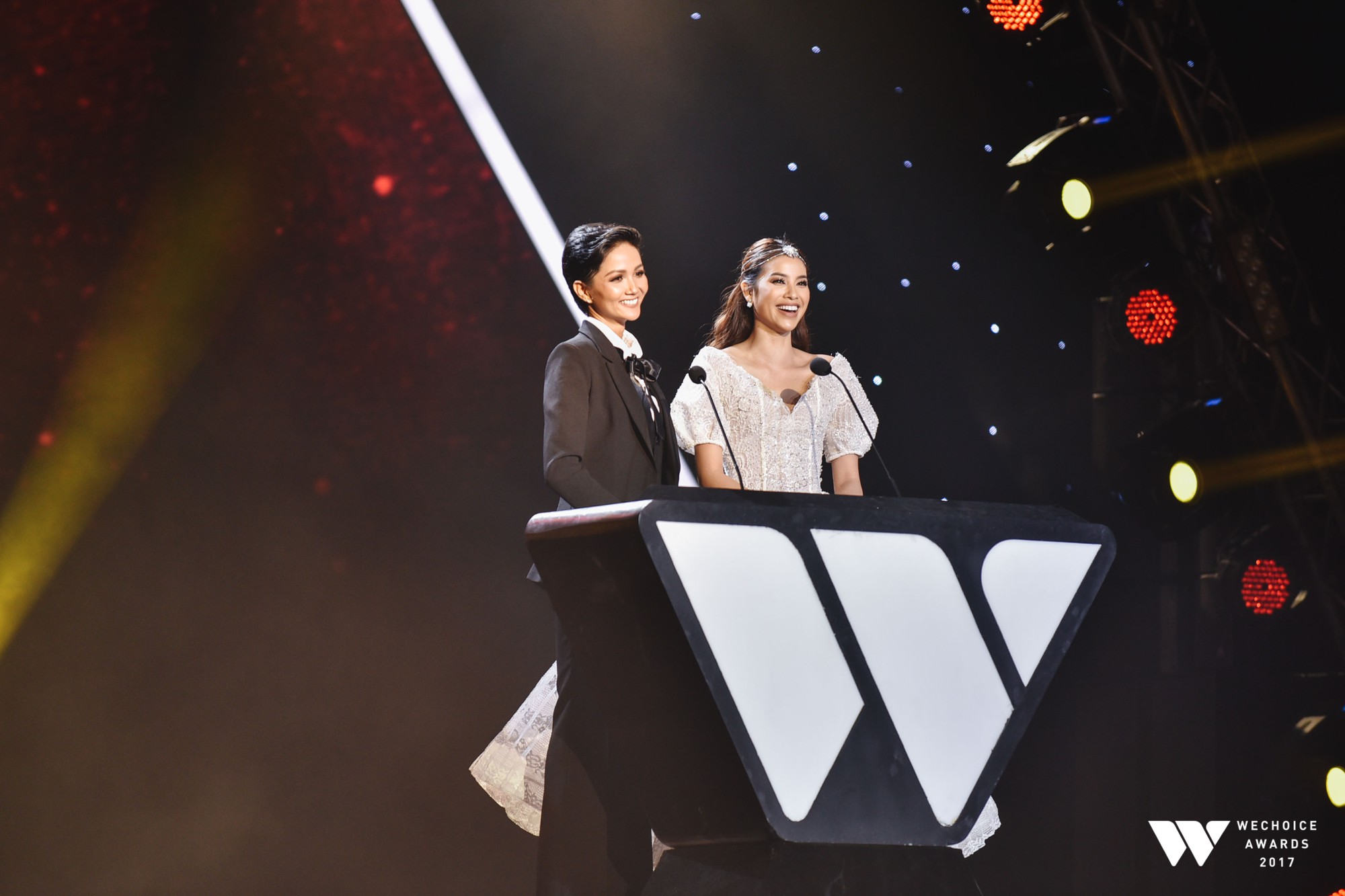 Khoảnh khắc WeChoice Awards: Đẹp nhất là khi Sơn Tùng, bé Bôm và các nghệ sĩ Việt cùng chậm lại trong dòng cảm xúc vỡ òa - Ảnh 18. Khoảnh khắc WeChoice Awards: Đẹp nhất là khi Sơn Tùng, bé Bôm và các nghệ sĩ Việt cùng chậm lại trong dòng cảm xúc vỡ òa - Ảnh 18.
