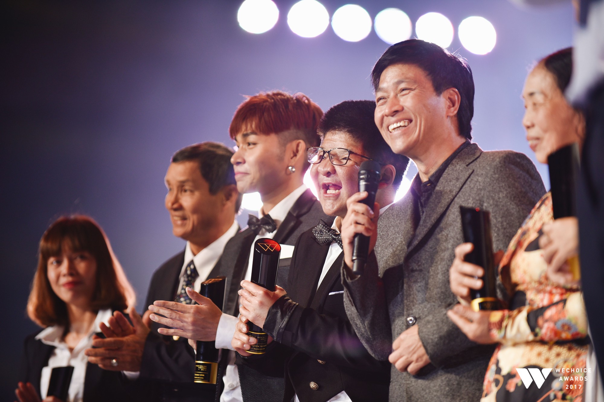 Khoảnh khắc WeChoice Awards: Đẹp nhất là khi Sơn Tùng, bé Bôm và các nghệ sĩ Việt cùng chậm lại trong dòng cảm xúc vỡ òa - Ảnh 36. Khoảnh khắc WeChoice Awards: Đẹp nhất là khi Sơn Tùng, bé Bôm và các nghệ sĩ Việt cùng chậm lại trong dòng cảm xúc vỡ òa - Ảnh 36.