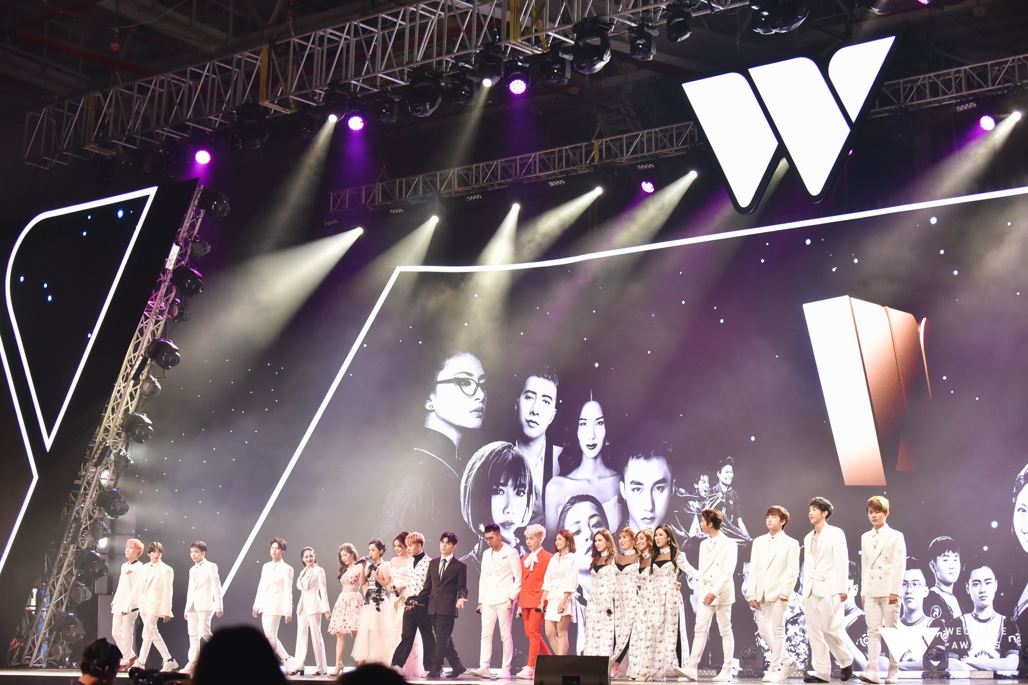 Khoảnh khắc WeChoice Awards: Đẹp nhất là khi Sơn Tùng, bé Bôm và các nghệ sĩ Việt cùng chậm lại trong dòng cảm xúc vỡ òa - Ảnh 46. Khoảnh khắc WeChoice Awards: Đẹp nhất là khi Sơn Tùng, bé Bôm và các nghệ sĩ Việt cùng chậm lại trong dòng cảm xúc vỡ òa - Ảnh 46.