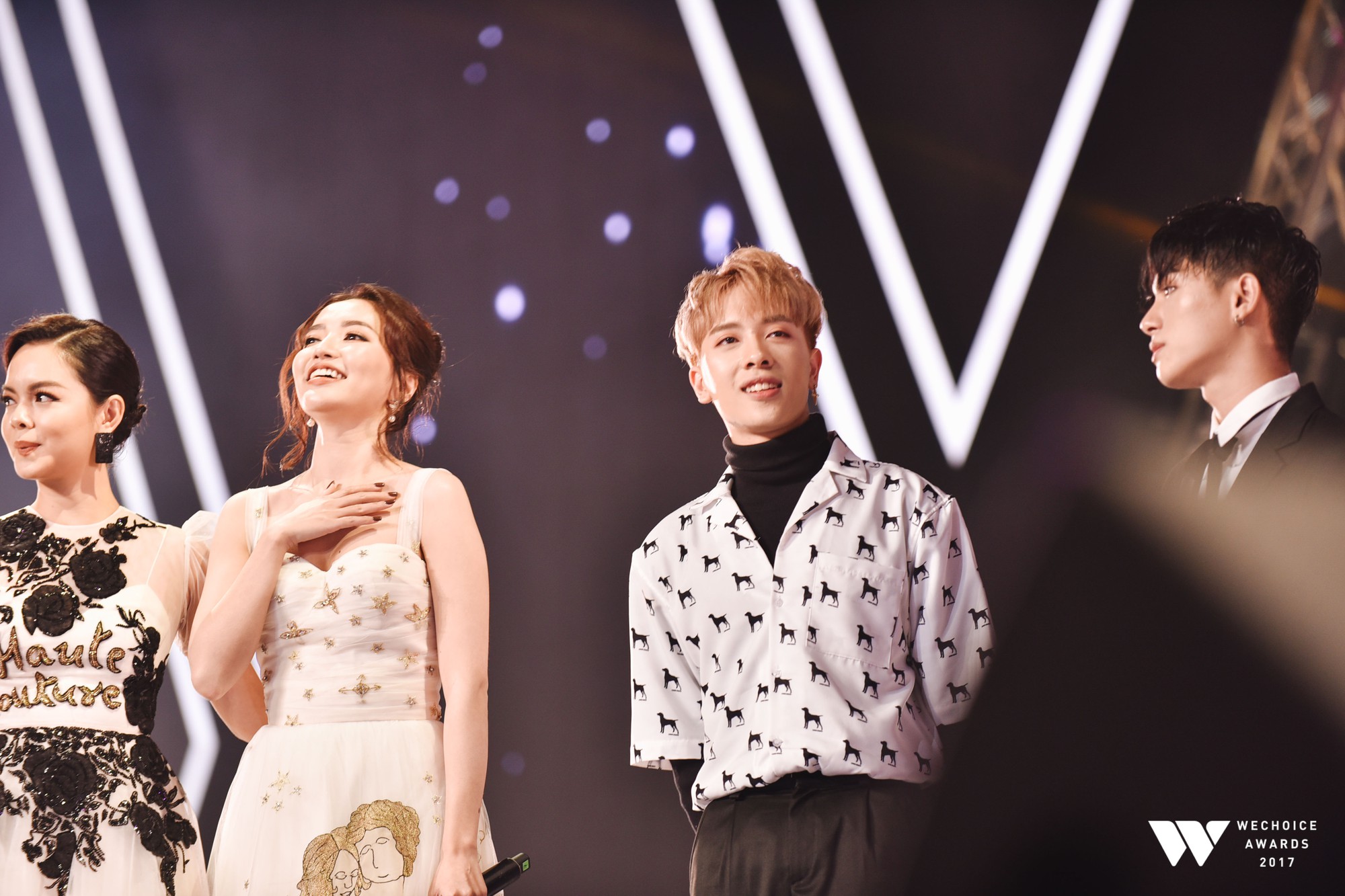 Khoảnh khắc WeChoice Awards: Đẹp nhất là khi Sơn Tùng, bé Bôm và các nghệ sĩ Việt cùng chậm lại trong dòng cảm xúc vỡ òa - Ảnh 48. Khoảnh khắc WeChoice Awards: Đẹp nhất là khi Sơn Tùng, bé Bôm và các nghệ sĩ Việt cùng chậm lại trong dòng cảm xúc vỡ òa - Ảnh 48.