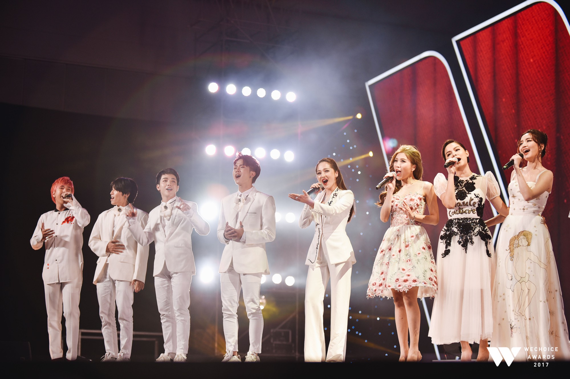 Khoảnh khắc WeChoice Awards: Đẹp nhất là khi Sơn Tùng, bé Bôm và các nghệ sĩ Việt cùng chậm lại trong dòng cảm xúc vỡ òa - Ảnh 50. Khoảnh khắc WeChoice Awards: Đẹp nhất là khi Sơn Tùng, bé Bôm và các nghệ sĩ Việt cùng chậm lại trong dòng cảm xúc vỡ òa - Ảnh 50.