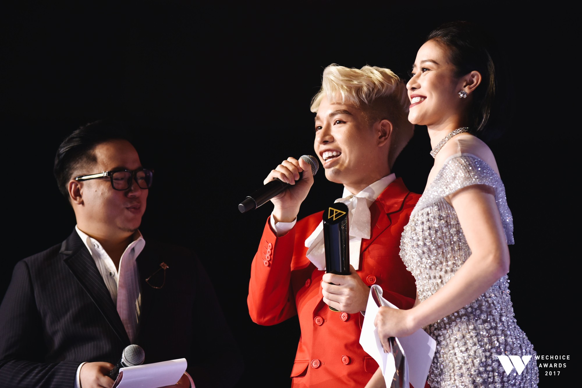 Khoảnh khắc WeChoice Awards: Đẹp nhất là khi Sơn Tùng, bé Bôm và các nghệ sĩ Việt cùng chậm lại trong dòng cảm xúc vỡ òa - Ảnh 17. Khoảnh khắc WeChoice Awards: Đẹp nhất là khi Sơn Tùng, bé Bôm và các nghệ sĩ Việt cùng chậm lại trong dòng cảm xúc vỡ òa - Ảnh 17.