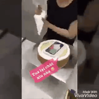 Cô gái giấu Iphone X vào bánh kem tự làm để tặng sinh nhật bạn trai - Ảnh 2.