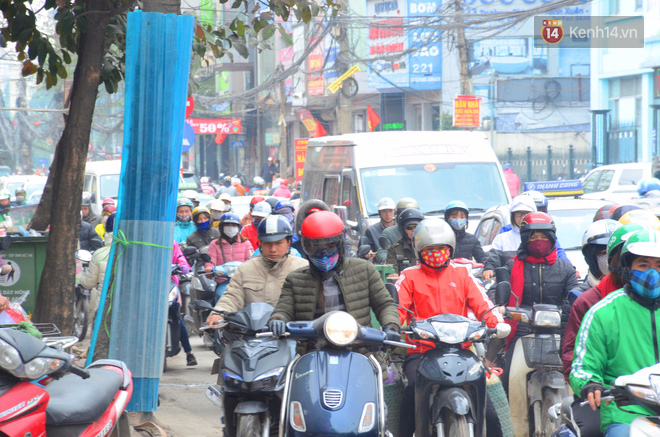 Cận Tết Nguy&ecirc;n đ&aacute;n, H&agrave; Nội &ugrave;n tắc kinh ho&agrave;ng từ ng&otilde; ra phố, người d&acirc;n v&aacute;c cả xe qua dải ph&acirc;n c&aacute;ch - Ảnh 1.