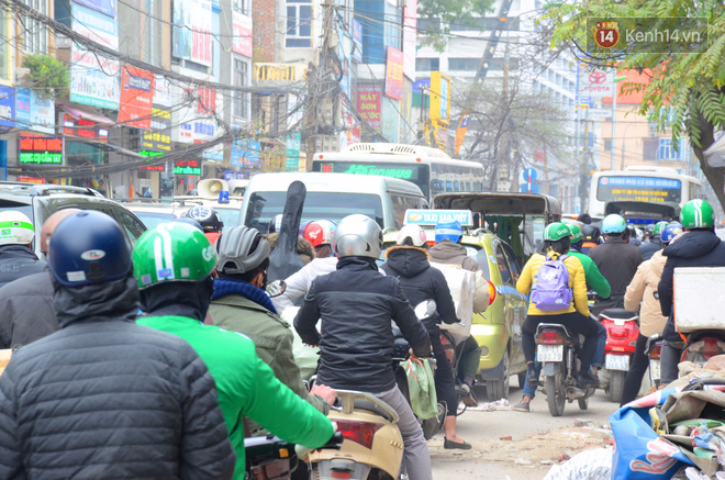 Cận Tết Nguy&ecirc;n đ&aacute;n, H&agrave; Nội &ugrave;n tắc kinh ho&agrave;ng từ ng&otilde; ra phố, người d&acirc;n v&aacute;c cả xe qua dải ph&acirc;n c&aacute;ch - Ảnh 2.