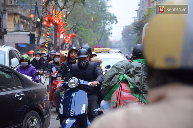 Cận Tết Nguyên đán, Hà Nội ùn tắc kinh hoàng từ ngõ ra phố, người dân vác cả xe qua dải phân cách - Ảnh 5.