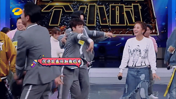 Lay (EXO) đơ như cây cơ khi thấy học trò quẩy quá sung - Ảnh 2.