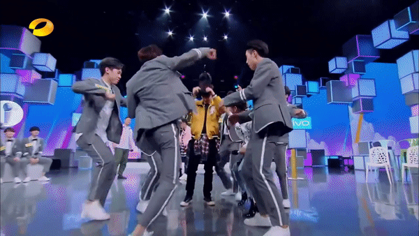 Lay (EXO) đơ như cây cơ khi thấy học trò quẩy quá sung - Ảnh 4.