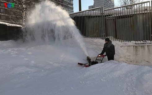 Tuyết rơi dày ở mức kỷ lục trong vòng 100 năm qua ở Moscow - Ảnh 2.