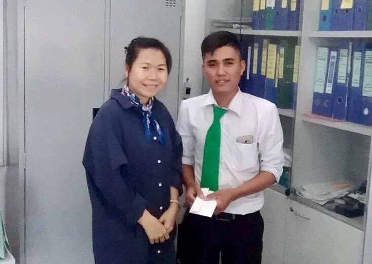 Bỏ quên thùng đồ chứa 1,2 tỉ đồng trên taxi, nữ giám đốc nhận lại điều bất ngờ từ tài xế - Ảnh 1.