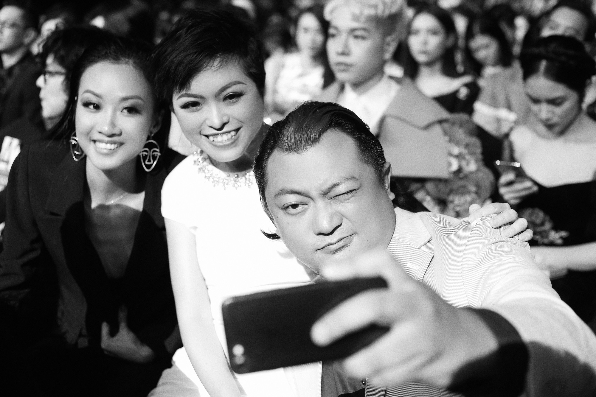 Đầy mộc mạc qua những hình ảnh đen trắng nhưng đây là các khoảnh khắc ấn tượng nhất của sao Việt trong đêm Gala WeChoice Awards 2017 - Ảnh 12.