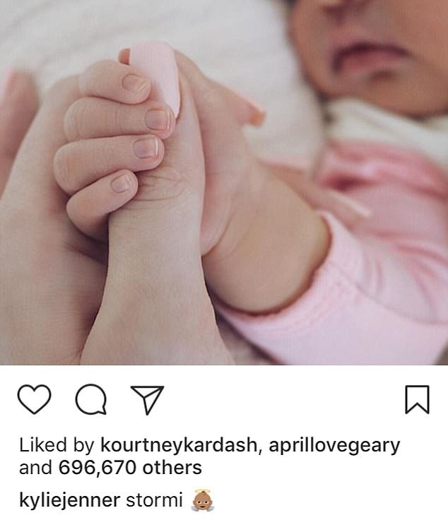 Kylie khoe ảnh cục cưng bé bỏng, tiết lộ tên con gái là Bão thay vì Bươm Bướm - Ảnh 1.