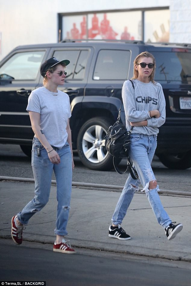 Kristen Stewart đã hết trọc đầu, nhưng vẫn cool ngầu, nam tính khi đi bên bạn gái - Ảnh 4.