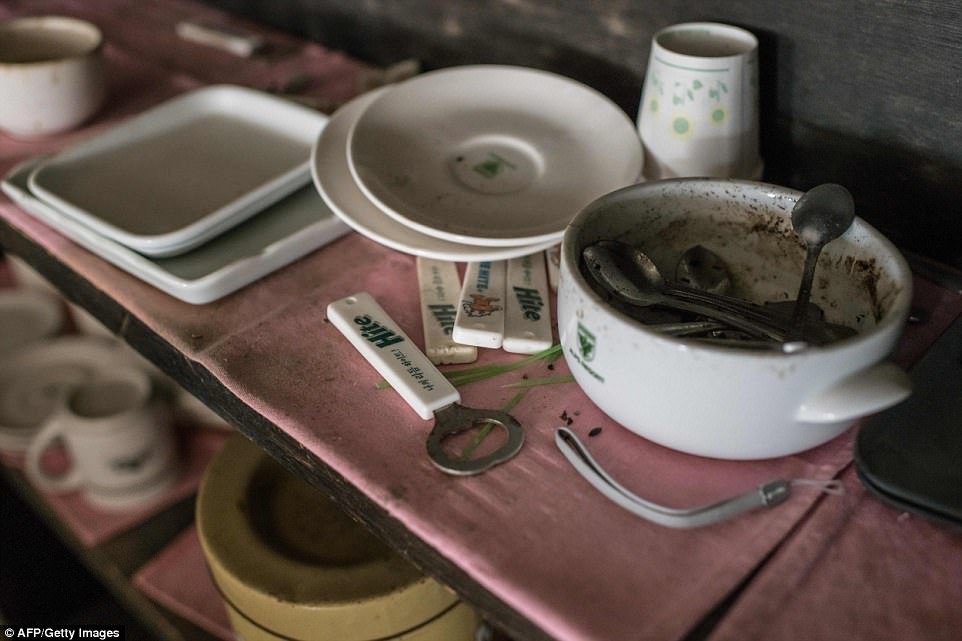 Từng là điểm đến số 1 của khách du lịch, khu nghỉ mát nổi tiếng Hàn Quốc giờ đây chỉ còn là đống hoang tàn không một bóng người - Ảnh 3.