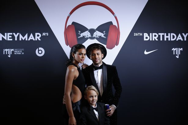 Neymar tổ chức sinh nhật 26 tuổi hoành tráng giữa trung tâm Paris  Ngôi sao
