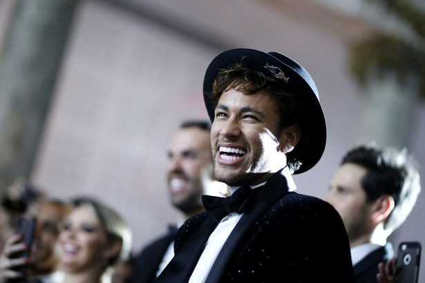 Bức ảnh xuất thần của Neymar trong tiệc sinh nhật được ví như đại tiệc Hoàng gia - Ảnh 3.