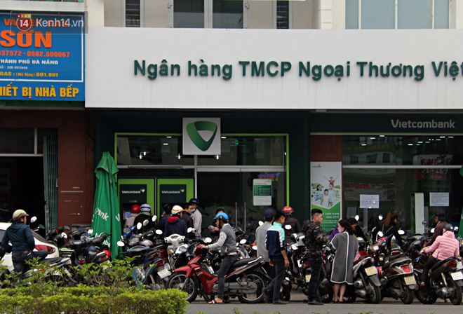 Những ng&agrave;y gi&aacute;p Tết, người d&acirc;n Đ&agrave; Nẵng mệt mỏi xếp h&agrave;ng d&agrave;i trước c&acirc;y ATM chờ r&uacute;t tiền - Ảnh 1.