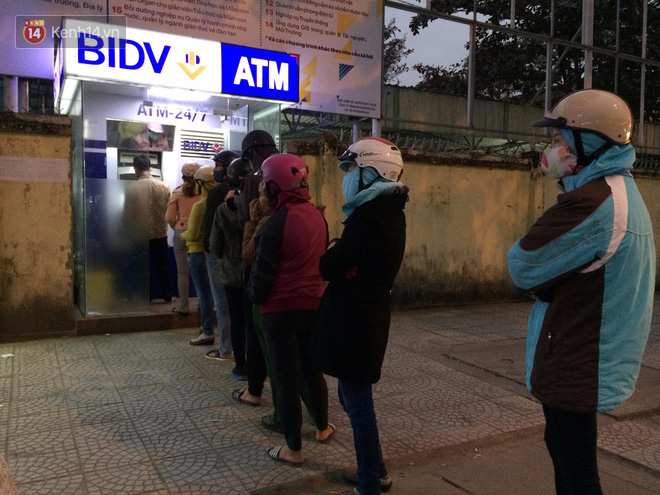 Những ngày giáp Tết, người dân Đà Nẵng mệt mỏi xếp hàng dài trước cây ATM chờ rút tiền - Ảnh 9.