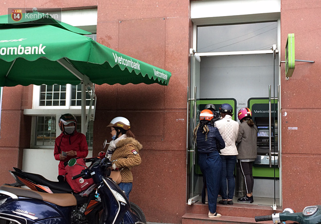 Những ng&agrave;y gi&aacute;p Tết, người d&acirc;n Đ&agrave; Nẵng mệt mỏi xếp h&agrave;ng d&agrave;i trước c&acirc;y ATM chờ r&uacute;t tiền - Ảnh 7.