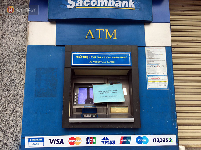 Những ngày giáp Tết, người dân Đà Nẵng mệt mỏi xếp hàng dài trước cây ATM chờ rút tiền - Ảnh 5.