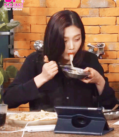 Joy (Red Velvet) đánh mất vẻ sang chảnh khi lần đầu ăn thử canh Tom Yum - Ảnh 5.