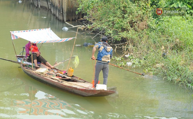 Nghệ An: Vừa phóng sinh đã bị vợt cá ngay trước mắt, người dân bất lực đứng nhìn - Ảnh 9.