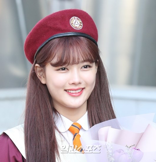 Loạt idol Kpop tốt nghiệp hôm nay: Kim Yoo Jung đẹp đến đẳng cấp nữ thần, Wanna One và NCT đọ vẻ điển trai - Ảnh 4.