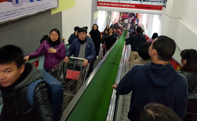 Hà Nội: Cận Tết, các siêu thị, trung tâm thương mại chật như nêm vì người mua sắm quá đông - Ảnh 1.