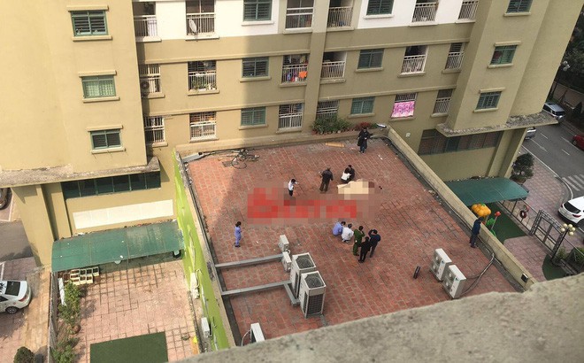 Hà Nội: Người đàn ông bất ngờ rơi từ tầng 11 xuống nhà bên cạnh tử vong - Ảnh 1.