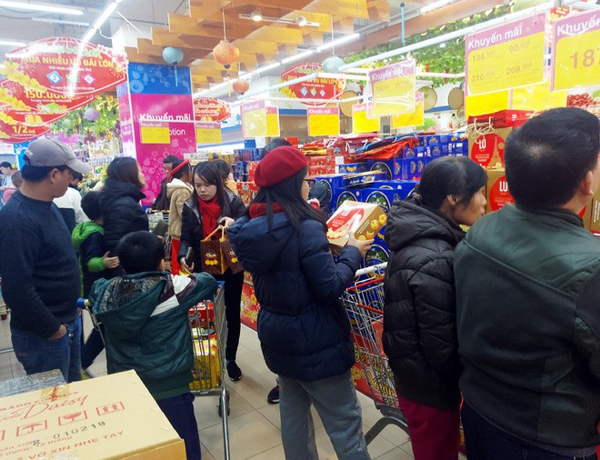 Hà Nội: Cận Tết, các siêu thị, trung tâm thương mại chật như nêm vì người mua sắm quá đông - Ảnh 17.