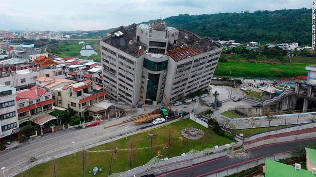 Hình ảnh kinh hoàng về tòa chung cư bị quật ngã vì động đất ở Đài Loan, nơi hàng chục người mắc kẹt - Ảnh 3.