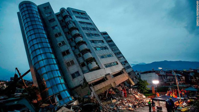 Hình ảnh kinh hoàng về tòa chung cư bị quật ngã vì động đất ở Đài Loan, nơi hàng chục người mắc kẹt - Ảnh 4.