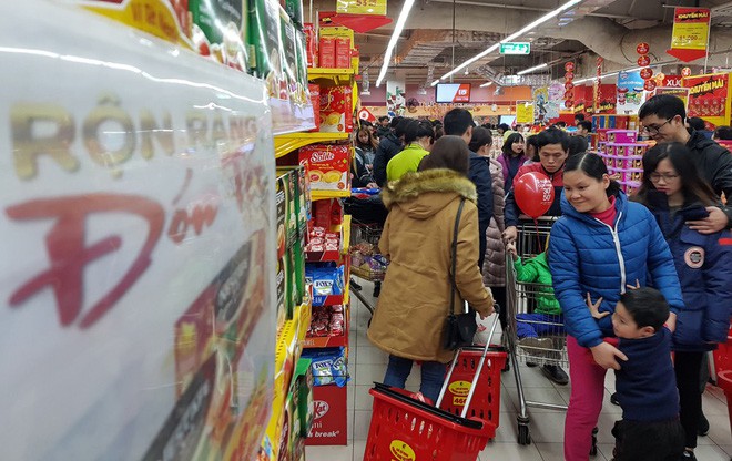 Hà Nội: Cận Tết, các siêu thị, trung tâm thương mại chật như nêm vì người mua sắm quá đông - Ảnh 8.