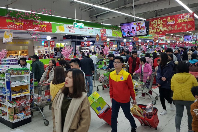 Hà Nội: Cận Tết, các siêu thị, trung tâm thương mại chật như nêm vì người mua sắm quá đông - Ảnh 9.