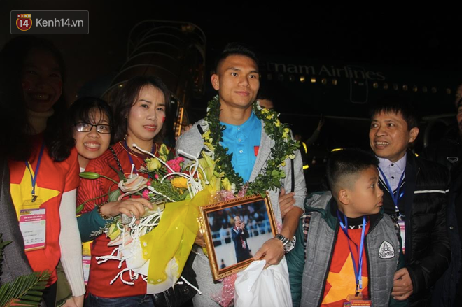 Hàng nghìn người hâm mộ ở Nghệ An chào đón các tuyển thủ U23 Việt Nam trở về quê nhà - Ảnh 14.