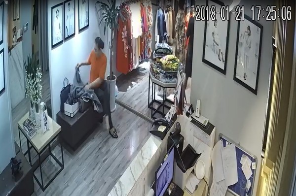 Hà Nội: Màn kịch của hai người phụ nữ đi theo khách VIP vào shop trộm hàng chục triệu đồng - Ảnh 3.