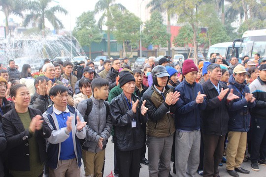 B&aacute;c sĩ tiễn bệnh nh&acirc;n ung thư ra tận xe y&ecirc;u thương về qu&ecirc; đ&oacute;n Tết - Ảnh 4.