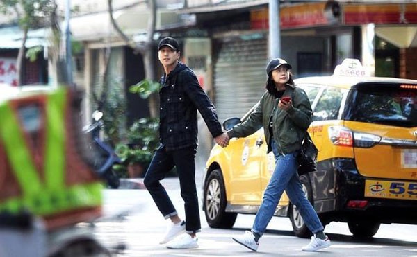 Triệu Hựu Đình - Cao Viên Viên: Cưới nhau 3 năm vẫn dính nhau như sam giống thuở mới yêu - Ảnh 10. Triệu Hựu Đình - Cao Viên Viên: Cưới nhau 3 năm vẫn dính nhau như sam giống thuở mới yêu - Ảnh 10.