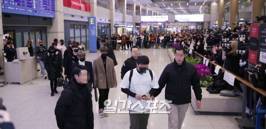 Dàn trai đẹp Wanna One khiến sân bay náo loạn vì chật kín fan, mỹ nam nhóm NUEST lại đẹp hơn cả con gái - Ảnh 1.
