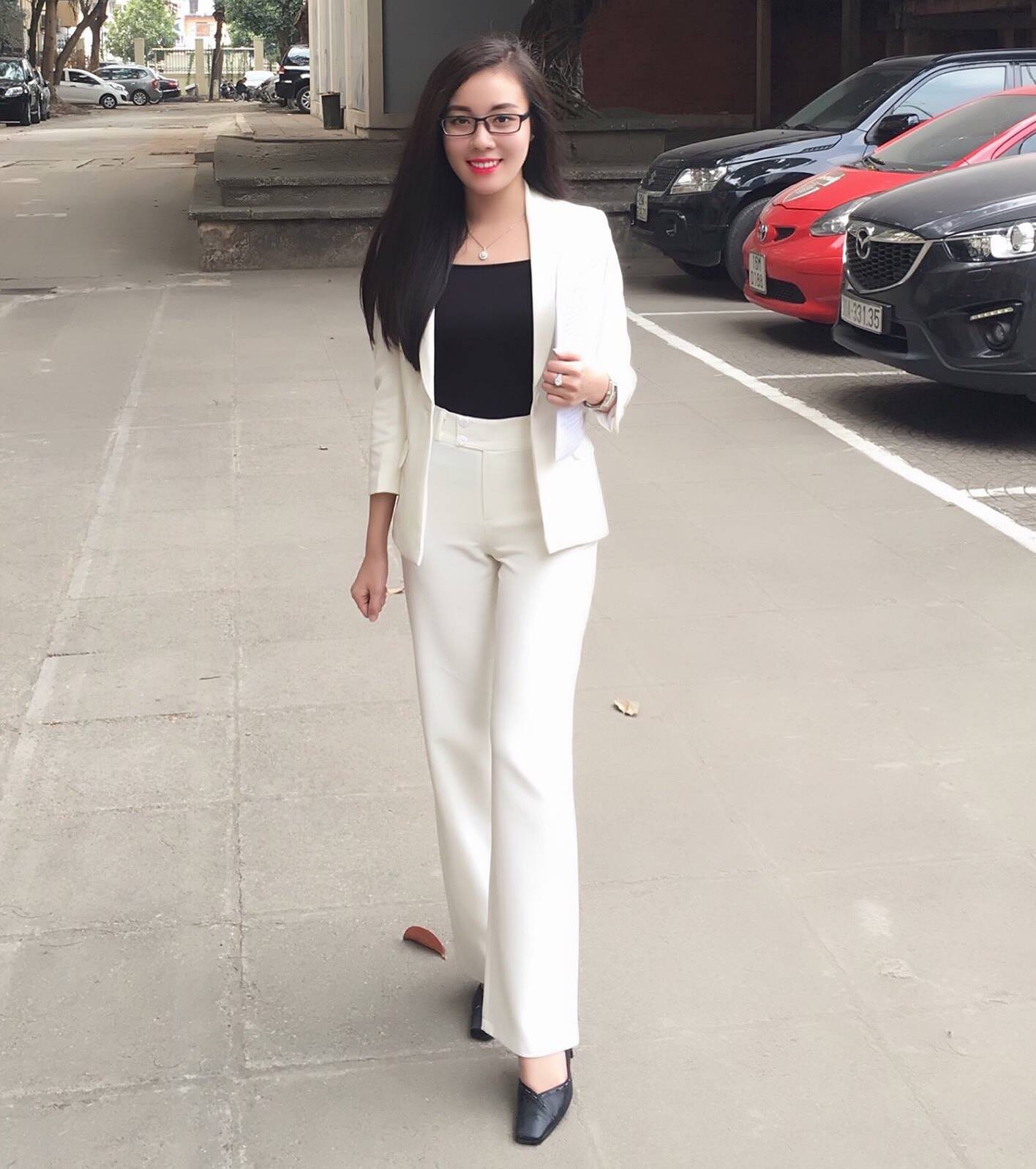 Nữ giảng viên ĐH Quốc gia Hà Nội gây chú ý với vẻ ngoài nóng bỏng - Ảnh 2. Nữ giảng viên ĐH Quốc gia Hà Nội gây chú ý với vẻ ngoài nóng bỏng - Ảnh 2.