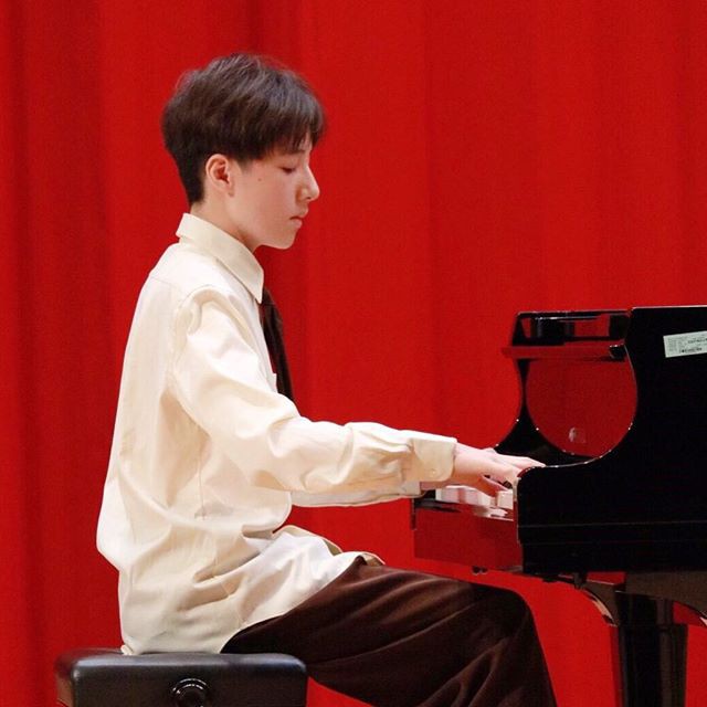 Tiểu Vương Lực Hoành Trung Quốc: 13 tuổi đã cao 1m70, học giỏi và biết chơi cả piano, violin - Ảnh 6.