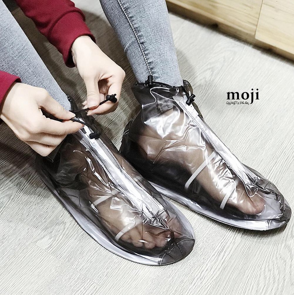 Cứ mưa bẩn thế n&agrave;y th&igrave; cũng đến mức phải sắm mấy c&aacute;i bao gi&agrave;y đi mưa th&ocirc;i - Ảnh 8.