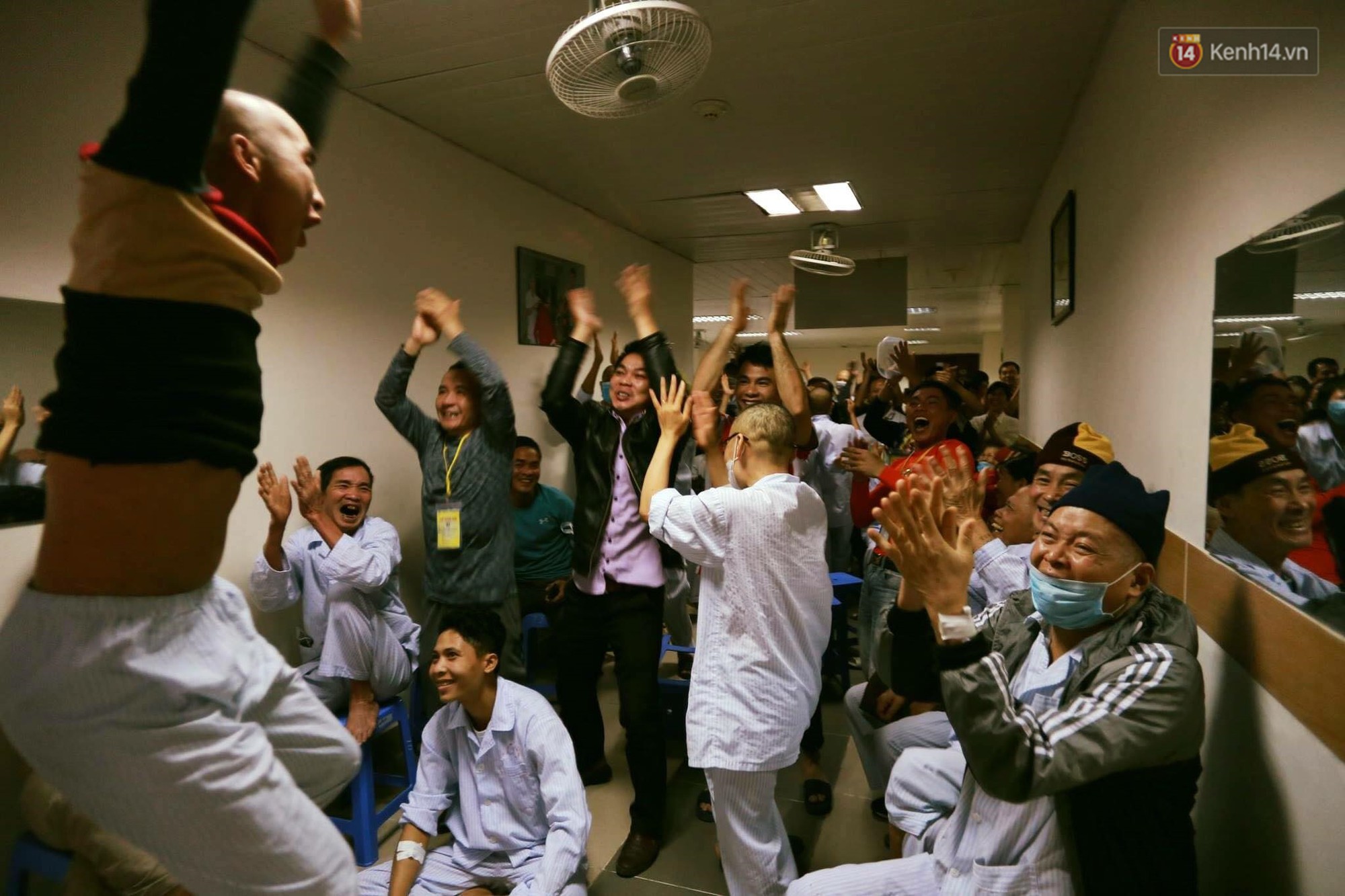 Như quên hết đau ốm, nhiều bệnh nhân nhảy lên sung sướng khi U23 Việt Nam gỡ hòa rồi xuất sắc tiến thẳng vào chung kết - Ảnh 5.