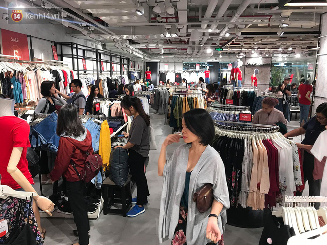 Zara Sài Gòn và Hà Nội đông nghịt, dân tình xếp hàng dài ngay ngày đầu tiên giảm giá - Ảnh 22.