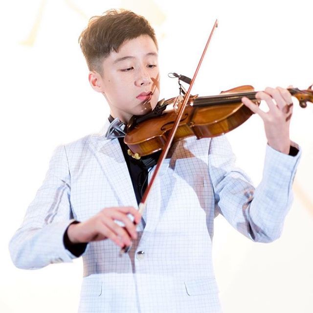 Tiểu Vương Lực Hoành Trung Quốc: 13 tuổi đã cao 1m70, học giỏi và biết chơi cả piano, violin - Ảnh 4.