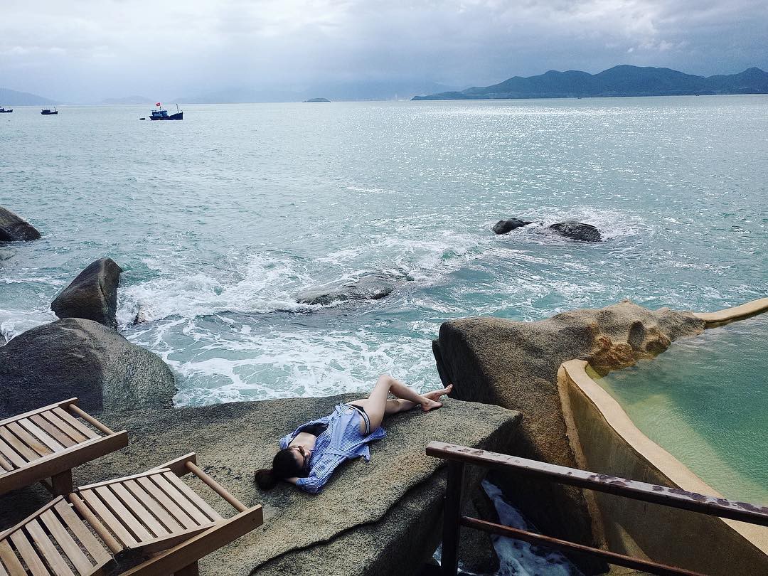 Chân dài Victorias Secret đình đám Sui He khoe loạt ảnh gợi cảm tại Nha Trang - Ảnh 2.