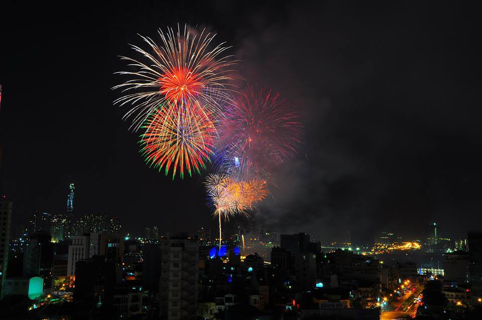 Chùm ảnh: Người dân Đà Nẵng và Sài Gòn mãn nhãn trước loạt pháo hoa đẹp rực rỡ mừng năm mới 2018 - Ảnh 10. Chùm ảnh: Người dân Đà Nẵng và Sài Gòn mãn nhãn trước loạt pháo hoa đẹp rực rỡ mừng năm mới 2018 - Ảnh 10.
