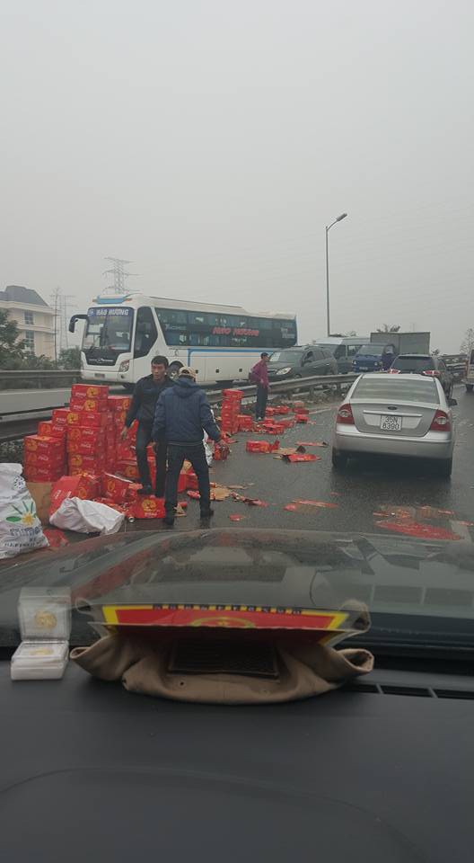 Công an Hà Nội vào cuộc xác minh việc xe chở Coca gặp nạn trên cao tốc, hai tài xế taxi xông vào hôi của - Ảnh 2.