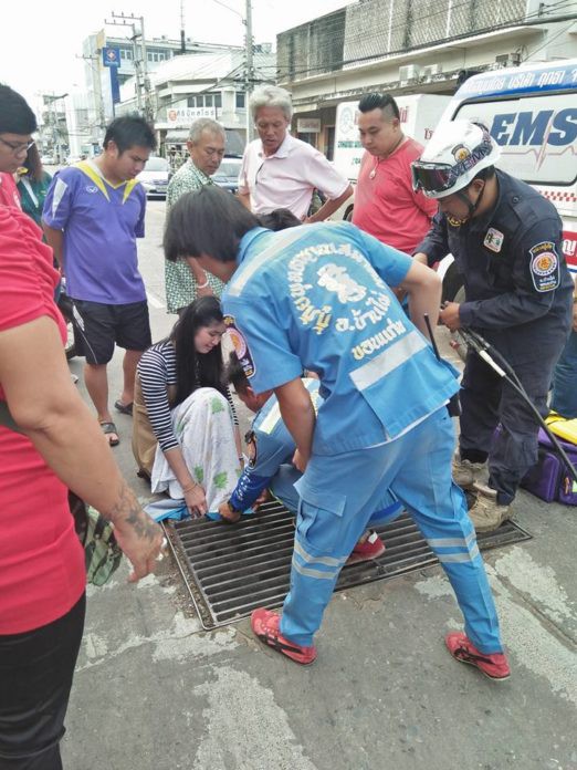 Thái Lan: Mải nghịch điện thoại, cô gái trẻ bất cẩn để lọt chân vào miệng cống ngầm, phải nhờ cứu hộ đến giải thoát - Ảnh 3.